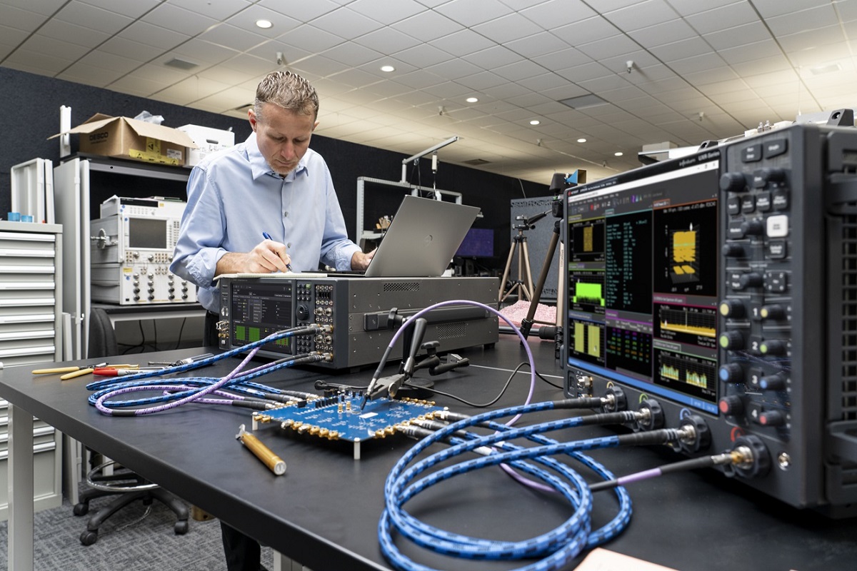 图 3. 采用 Keysight M9484C VXG 四通道矢量信号发生器和四端口示波器的多通道测试解决方案.jpg